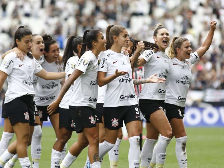 Corinthians goleia o São Paulo e é campeão do Paulistão Feminino