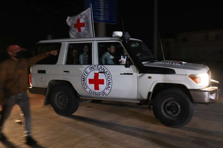 Carro da Cruz Vermelha transporta reféns libertados pelo Hamas 