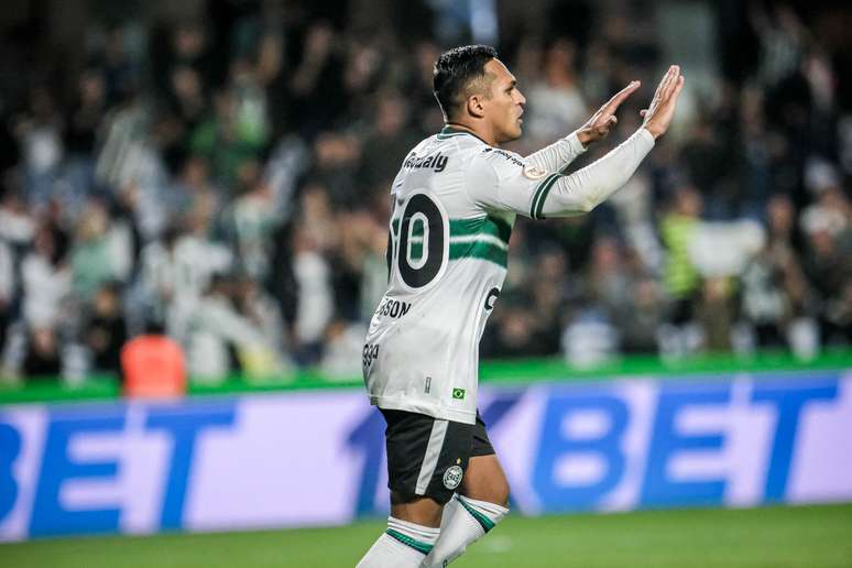 Coritiba perde para o Fluminense e é o segundo rebaixado no