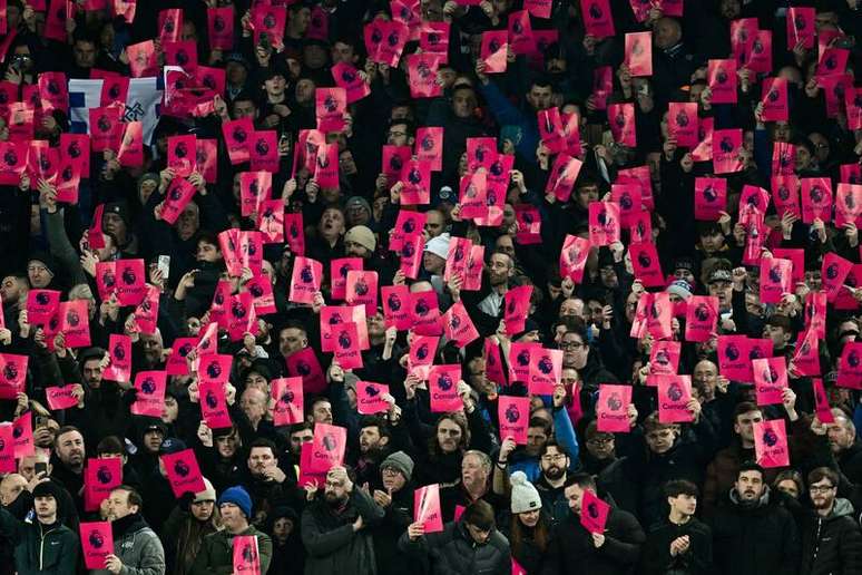 Torcedores do Everton protestaram pela decis&atilde;o da Premier League em punir o time com a perda de dez pontos, por fairplay financeiro&nbsp; &ndash;