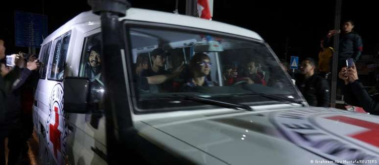 Reféns foram transportados para Rafah, na fronteira com o Egito, em um veículo da Cruz Vermelha