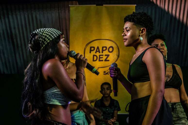 Rimadoras Pérola e Gabi, integrantes do H2M, o Hip Hop das Minas, que vem organizando as batalhas de rima de mulheres em Paraty