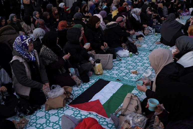 Em comunicado, o Hamas informou que a lista de prisioneiros palestinos que serão libertados nesta noite inclui três mulheres e 30 crianças
