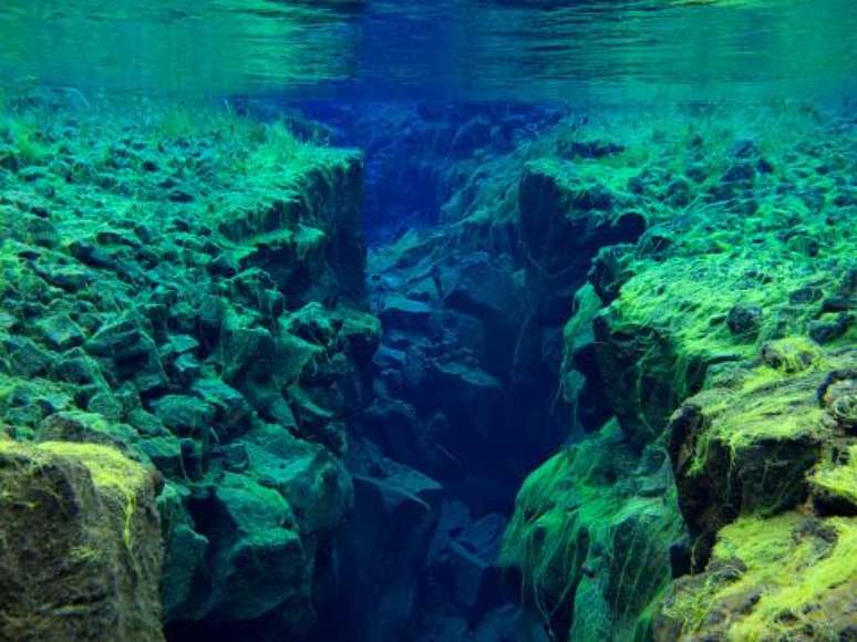 Pesquisadores acreditam que a movimentação das placas tectônicas favorece a passagem de água para as camadas mais profundas da Terra. (Fonte: Getty Images/Reprodução)