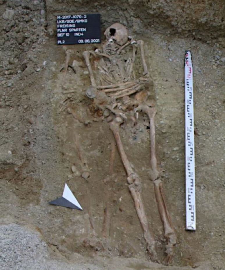 O túmulo em Freising onde foi encontrado o esqueleto do homem medieval com a prótese na mão esquerda — o uso da prótese ou a razão para a amputação ainda não são conhecidos (Imagem: Bavarian State Office for Monument Preservation)