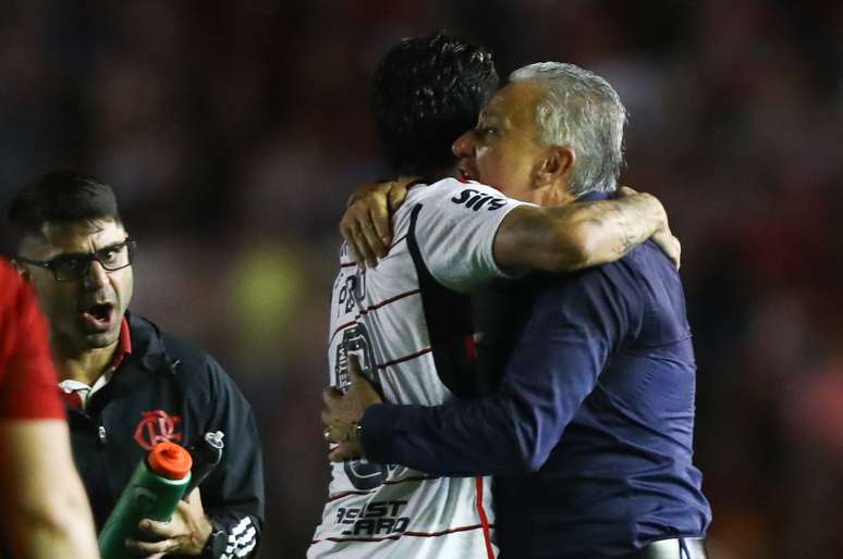 Flamengo do grande Tite vence, luta por título e passa o ex-líder amarelão Botafogo no Brasileiro