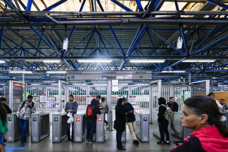 Governo de SP decreta ponto facultativo para minimizar efeitos de mais uma greve anunciada pelos metroviários e ferroviários. Na última paralisação de outubro deste ano, passageiros encontraram portões de acesso à Linha 3-Vermelha fechados.