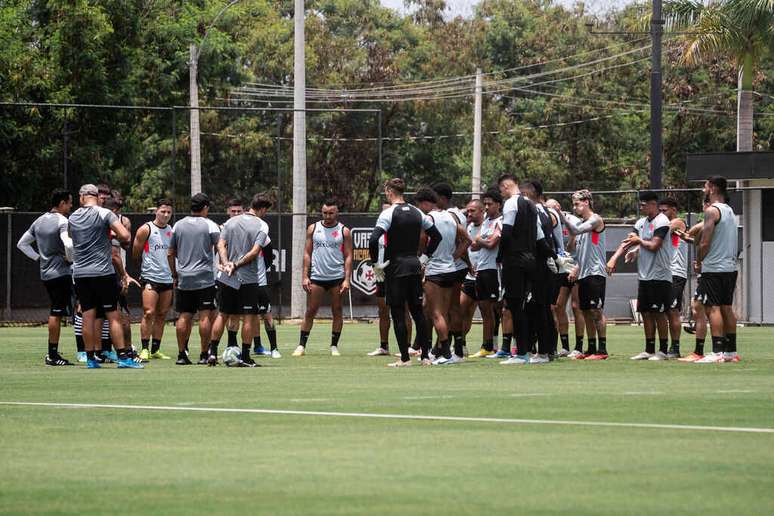 Vasco fecha os trabalhos para o jogo com o Timão. Se vencer, ultrapassa o rival –