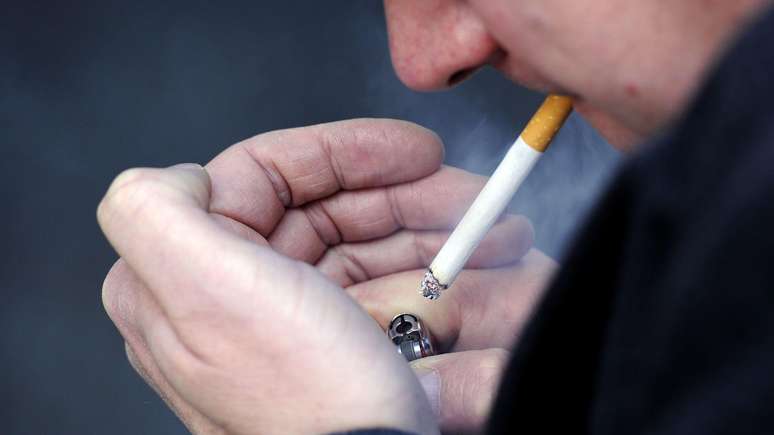 Nova Zelândia aprovou em 2022 leis para restringir e eventualmente proibir a venda de cigarros para as gerações futuras