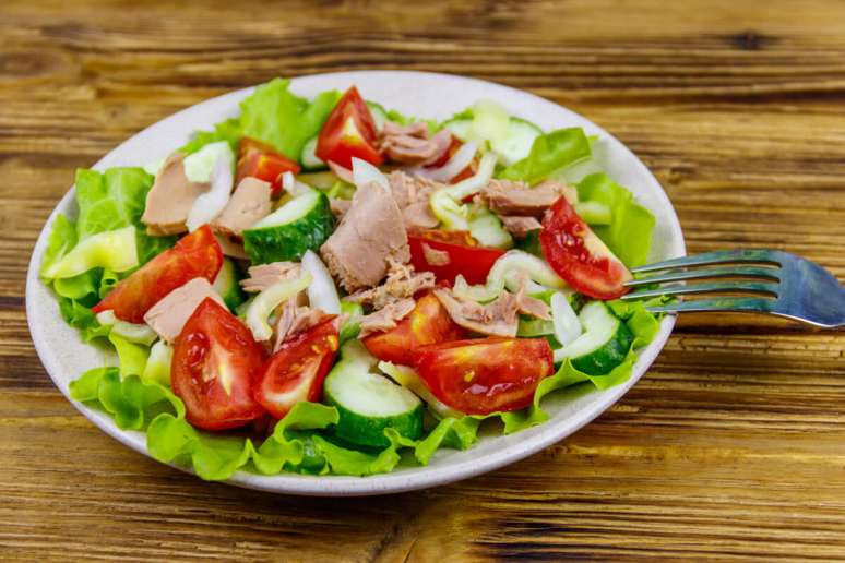 Salada de atum tropical