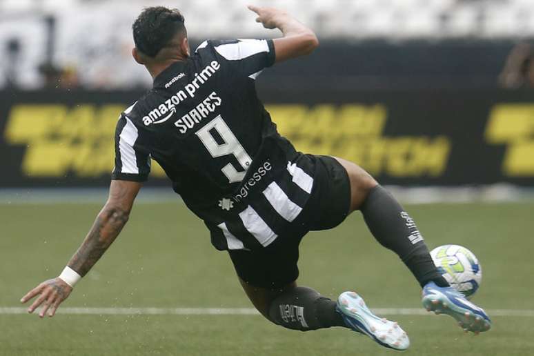 Tiquinho Soares durante Botafogo x Santos.