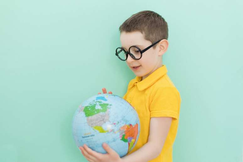 Educação bilíngue aumenta a capacidade de desenvolvimento das crianças (Imagem; SUKJAIPHOTO | Shutterstock)