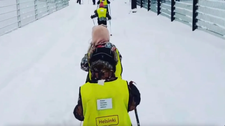 Crian&ccedil;as Samoojat s&atilde;o mantidas em constante atividade para evitar que sintam frio demais sob temperaturas abaixo de zero