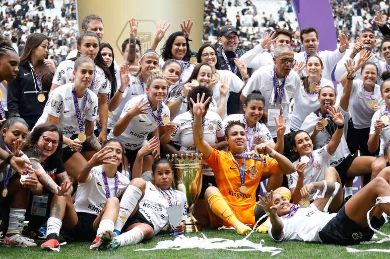 Futebol feminino do Corinthians alcança recorde histórico com premiações na  temporada de 2023