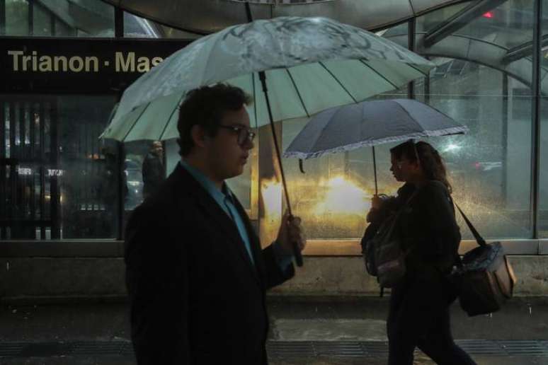 Pedestres caminhando com guarda-chuvas na Avenida Paulista. Expectativa é de chuva também ao longo desta semana.