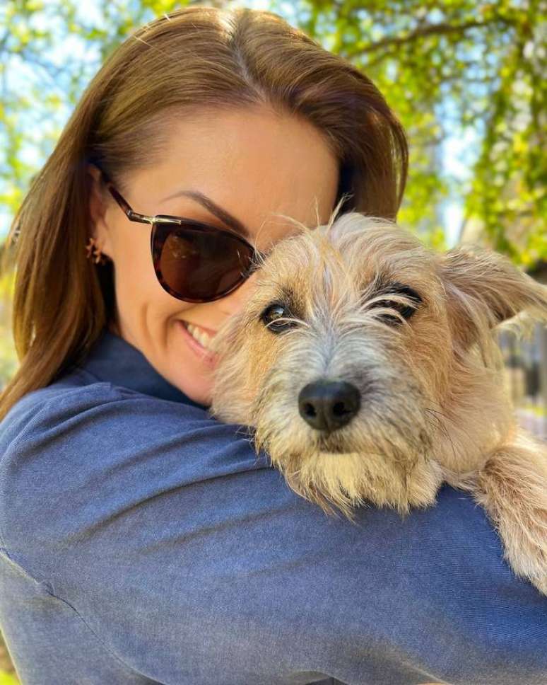 Ana Hickmann with Joaquim, the dog who defended her from her husband's attacks. Ana Hickmann with Joaquim, the dog who defended her from her husband's attacks.