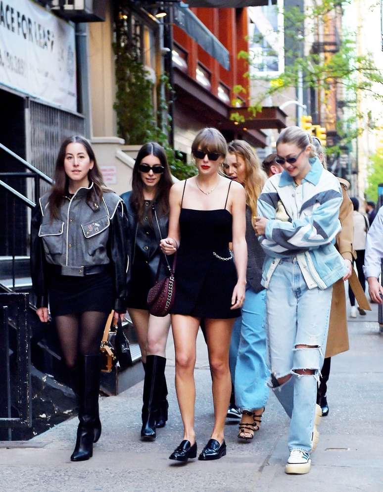  Gigi Hadid, Taylor Swift, Blake Lively e irmãs Haim no Zero Bond