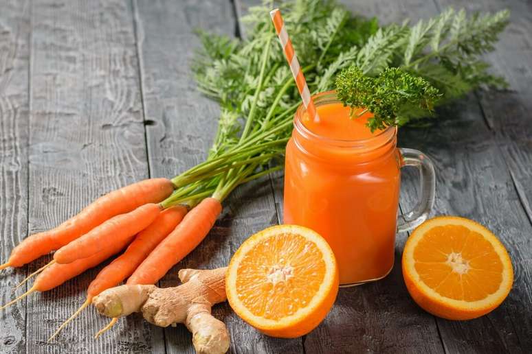 Suco de laranja com cenoura e gengibre