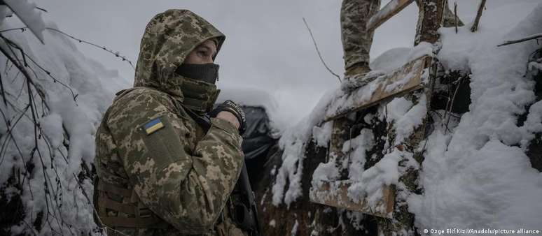 Soldado ucraniano em trincheira perto de Kupiansk: combate continuam apesar da forte nevasca