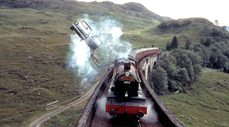 O Expresso de Hogwarts aparece no filme Harry Potter e a Câmara Secreta