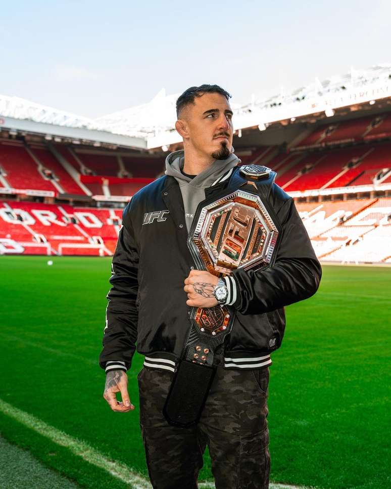 Tom Aspinall com o cinturão em Old Trafford 