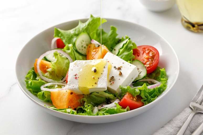 Salada de alface com tomate e queijo feta 