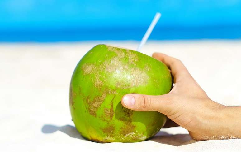 Nutricionista aponta os benefícios da água de coco para a saúde