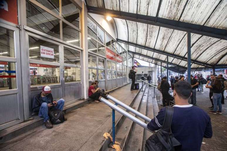 Usuários aguardam normalização da operação em frente a estação Mauá da CPTM, na manhã desta terça-feira, 28. Devido a greve da CPTM e o Metrô, a Linha 10-Turquesa está paralisada.