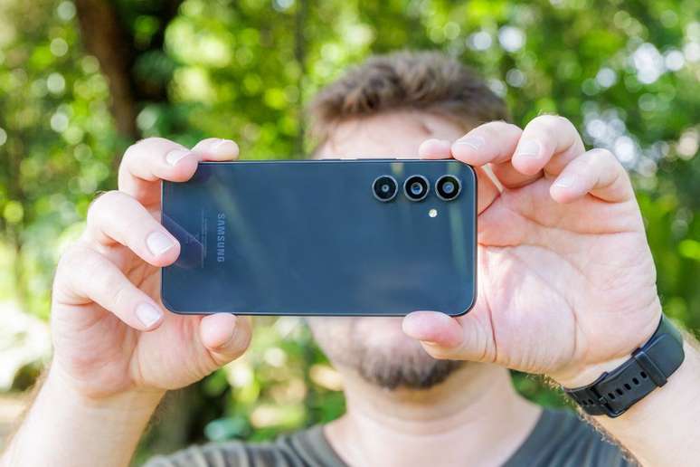 O Galaxy A54 5G é um celular com design muito sóbrio, porém é à prova d'água e poeira (Imagme: Ivo Meneghel Jr./Canaltech)
