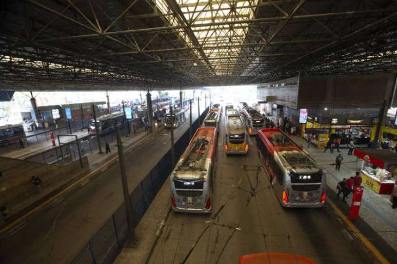 Movimentação no entorno do terminal São Matheus, próximo a estação São Matheus da linha prata, na zona leste de São Paulo.