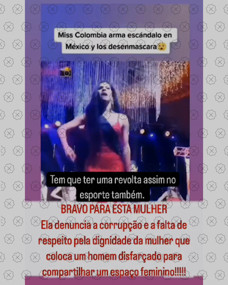 Mulher vestida de vermelho grita para a plateia. Legenda enganosa diz que ela estaria criticando ‘homem disfarçado’