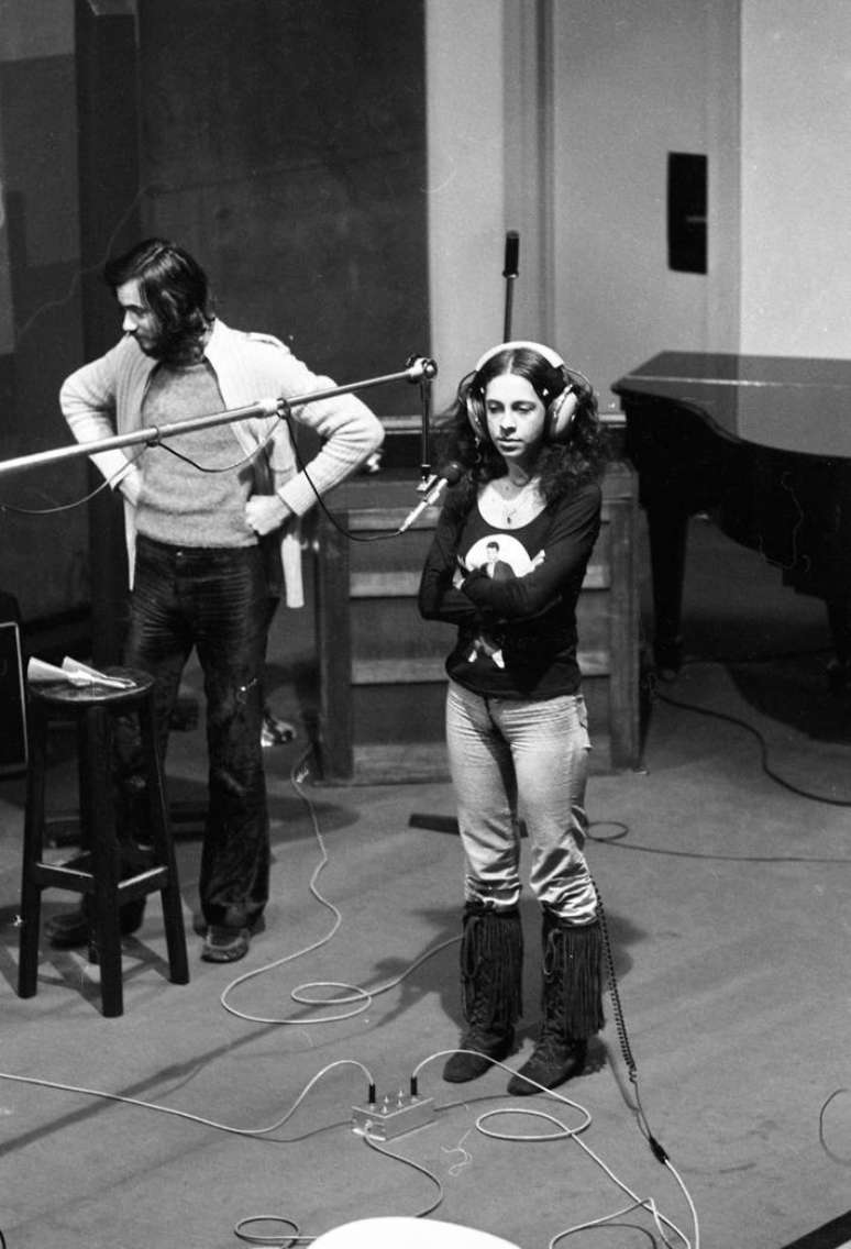 Gal Costa, ao lado do guitarrista Lanny Gordin, durante participação especial para o disco de Gilberto Gil,Expresso 2222, gravado no estúdio da Rádio Eldorado,São Paulo, SP, 22/6/1972.