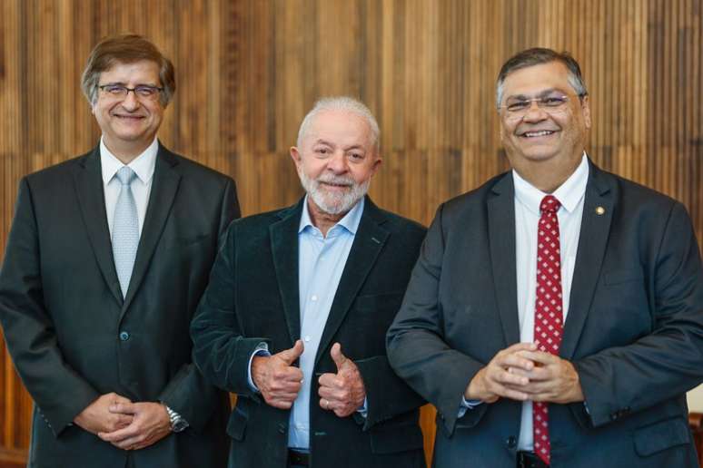 Lula indicou Flávio Dino ao cargo de ministro do Supremo Tribunal Federal e Paulo Gonet ao cargo de procurador-geral da República.