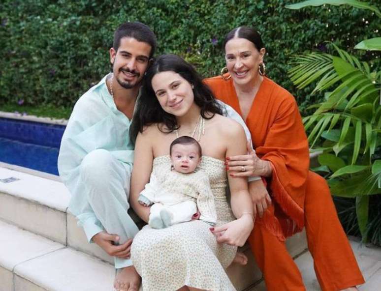 Claudia Raia com os filhos Luca, Sophia e Enzo.