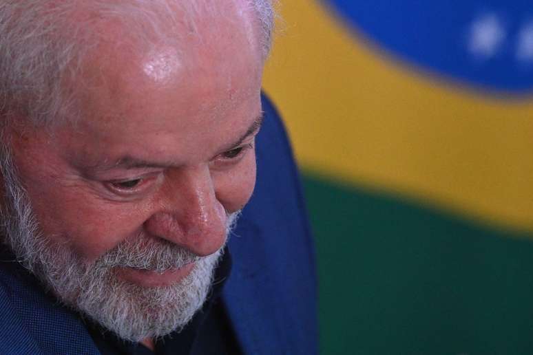 Dois meses após sofrer cirurgia no quadril, Lula voltou a sair do Brasil, desta vez, para giro de países que começa pela Arábia Saudita