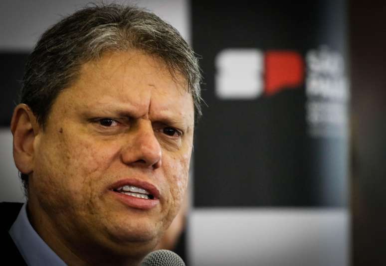 Governador de São Paulo Tarcísio de Freitas (Republicanos) em foto diante do logo do governo do estado