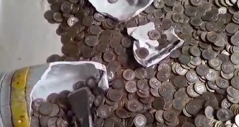 Ela relata que passou um dia inteiro contando as moedas que estavam no cofre