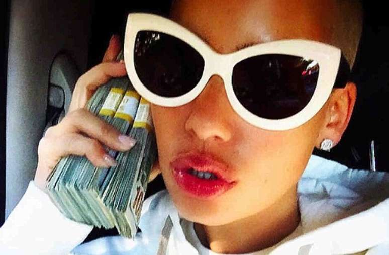 A modelo britânica Amber Rose costuma exibir maços de dinheiro nas redes sociais: nada mais valioso a mostrar?