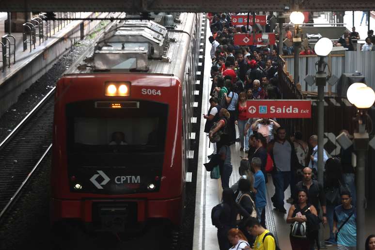 Movimento intenso de passageiros na Estação da Luz, na região central da cidade de São Paulo, na manhã desta terça-feira, 28