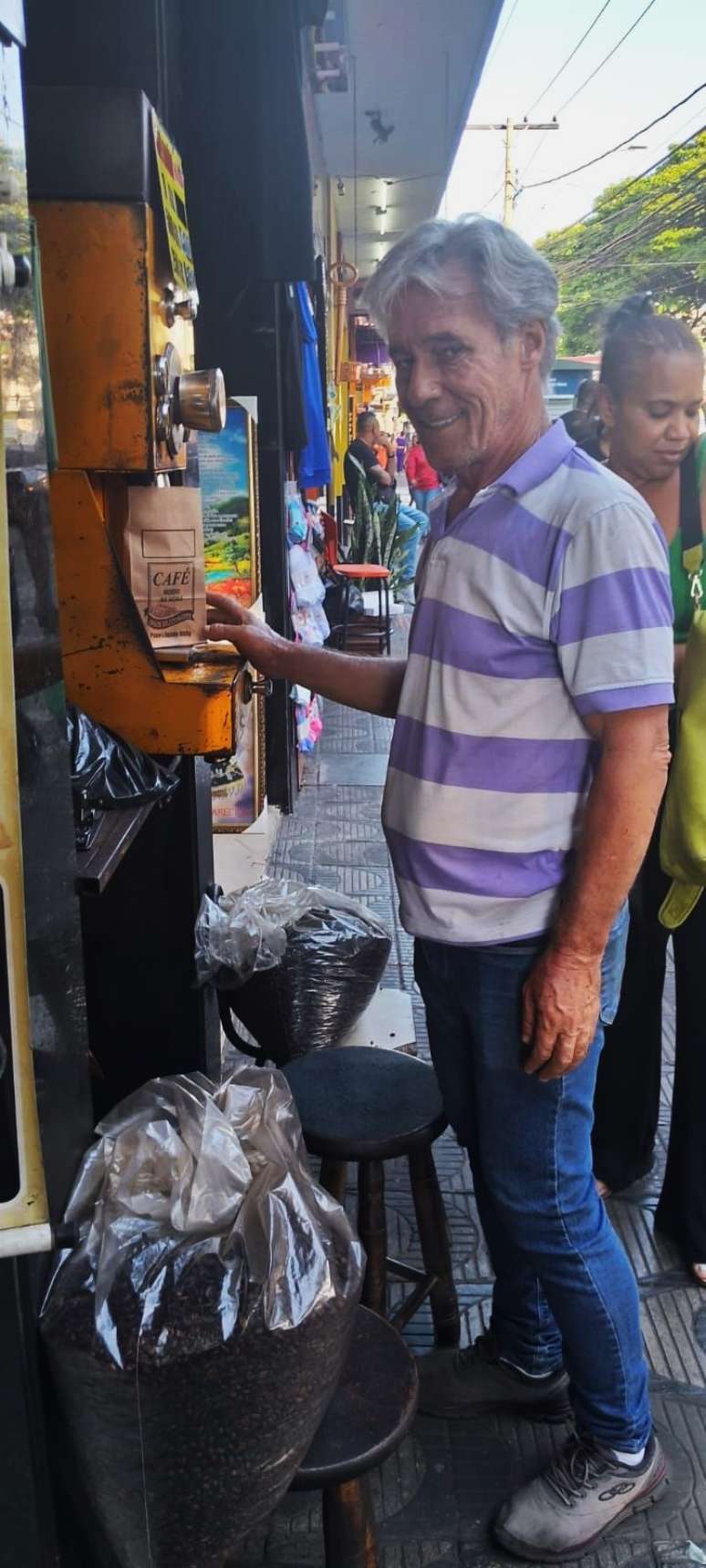 Nelson de Castro, 60 anos, vende café moído na hora. O negócio já rendeu mais; ele lamenta que, ultimamente, o movimento tenha diminuído