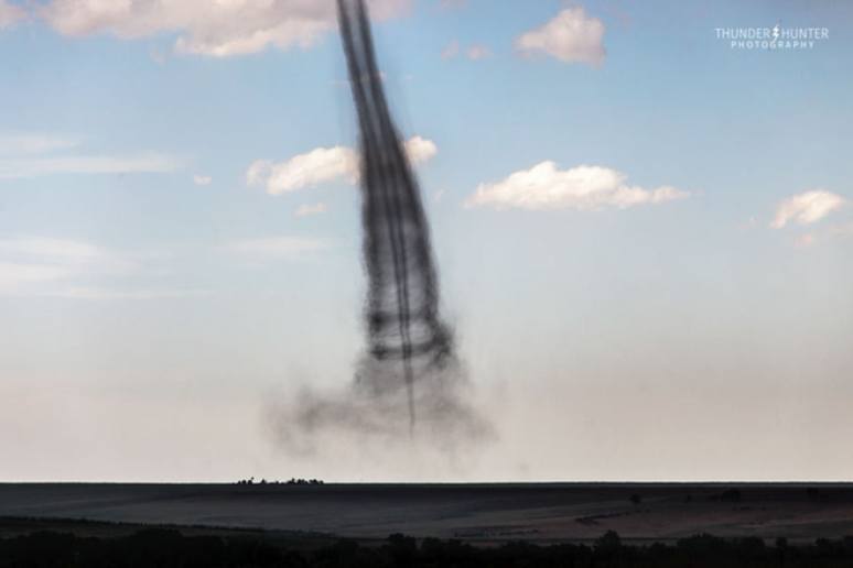 Tornado do tipo landspout em Kansas (Imagem: Reprodução/Brad Hannon)
