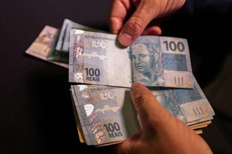 BRASILIA DF 13 10 2020 ECONOMIA Real,dinheiro, moeda - mao contagem cedulas de real Foto: Marcello Casal JrAgência Brasil