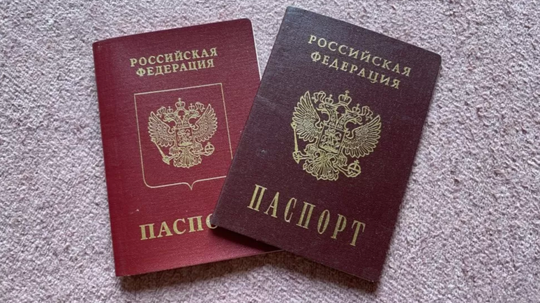 Russos que desejam desistir de seus passaportes têm que entregá-los fisicamente em embaixada ou consulado