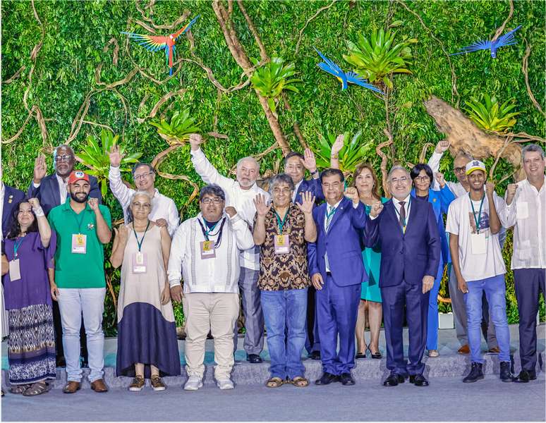O presidente Lula ao lado de chefes de Estado e de governo dos pa&iacute;ses da regi&atilde;o amaz&ocirc;nica, durante reuni&atilde;o em Bel&eacute;m, no Par&aacute;, em 8 de agosto de 2023