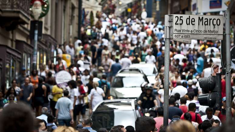 Multidão na Rua vinte e cinco de março, em São Paulo. 