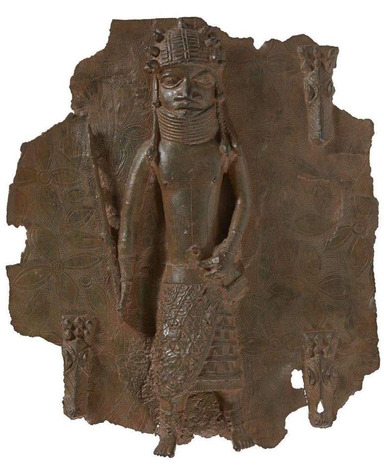 Esta placa que representa Oba Orhogbua (por volta de 1550-1578) é um dos seis objetos que já foram devolvidos à Nigéria pelo Museu Horniman de Londres