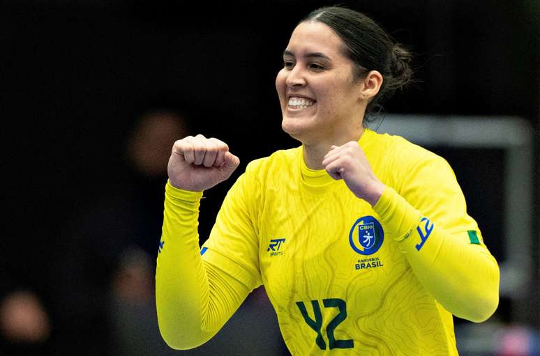 Brasil passa o carro na Ucrânia na estreia do Mundial de Handebol Feminino