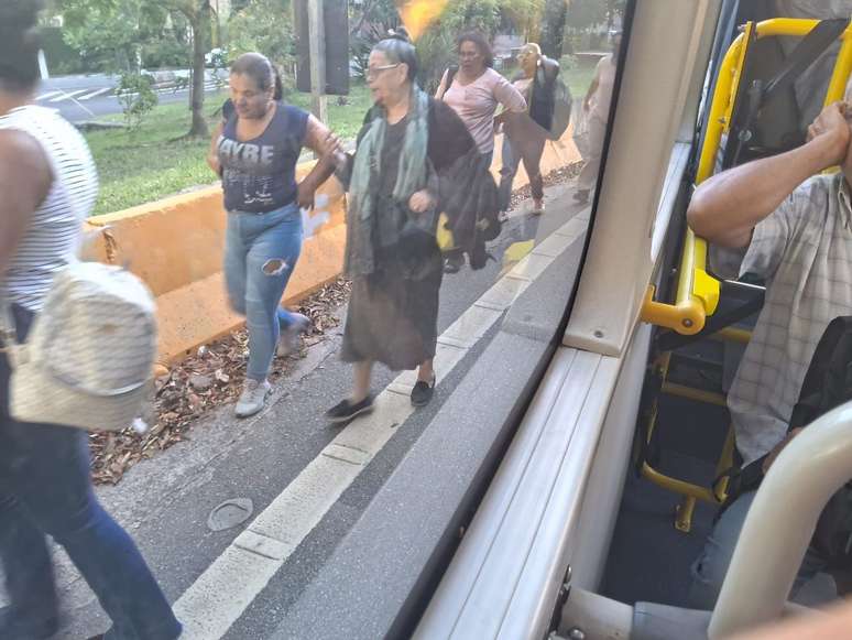 Desembarque na Rodovia Raposo Tavares. Trabalhadoras utilizam a linha de ônibus mais extensa de São Paulo para irem aos empregos nos bairros ricos