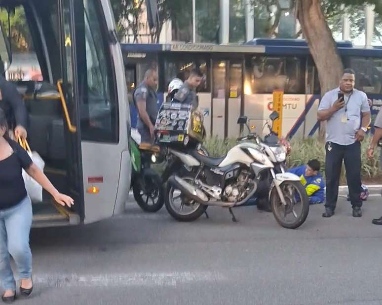 Incidente de rotina: motoboy bate no ônibus, cai e machuca o pé. O pequeno atraso não faz diferença no enorme tempo do trajeto