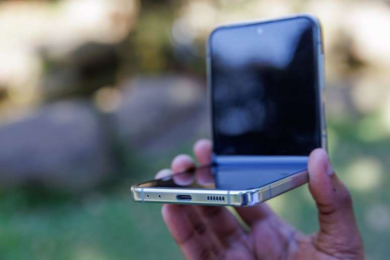 O Galaxy Z Flip 5 é dobrável, mas tem carregamento sem fio rápido (Imagem: Ivo Meneghel Jr./Canaltech)